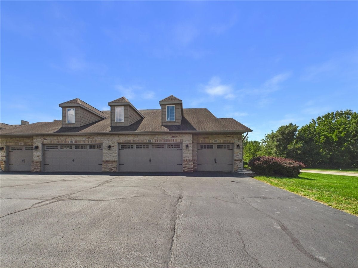 639 Queens Court 8