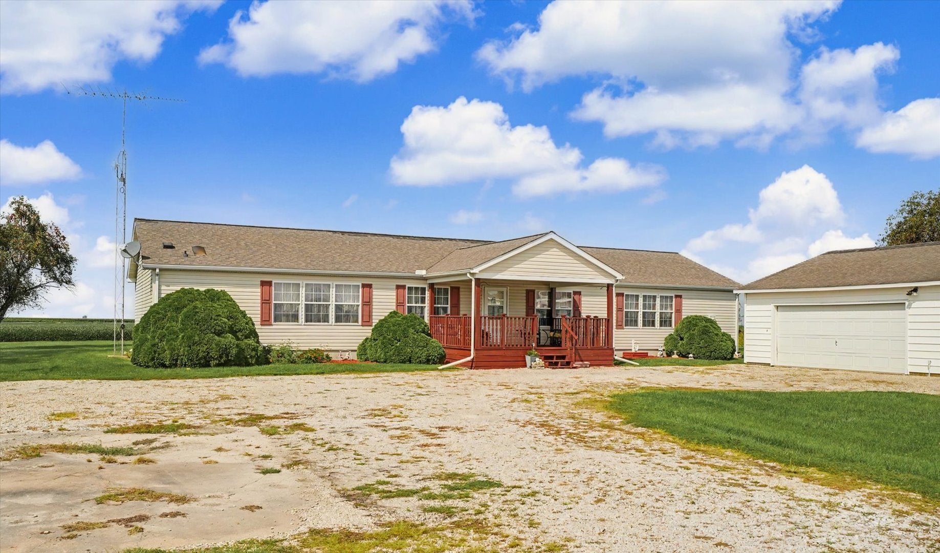 2225 E 1700th Road
