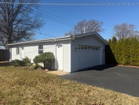 Tiny photo for 16 N Fairlawn Avenue, Mundelein, IL 60060 (MLS # 12589317)