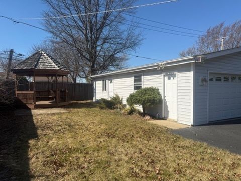 Tiny photo for 16 N Fairlawn Avenue, Mundelein, IL 60060 (MLS # 12589317)