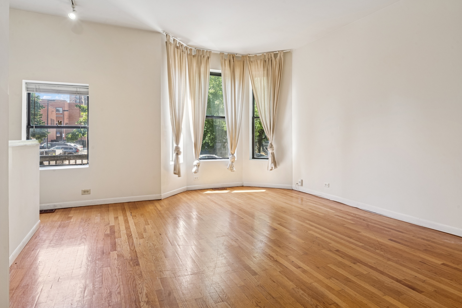 828 W Dakin Street 1W