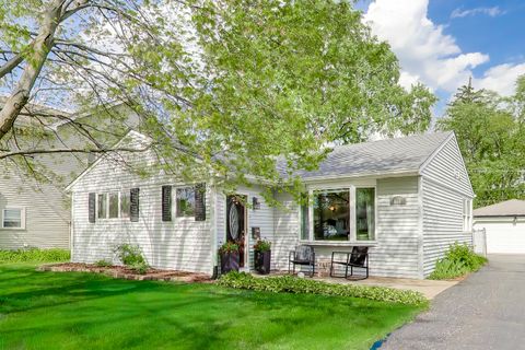 Photo of 3100 FALCON Court W, Rolling Meadows, IL 60008 (MLS # 12641011)