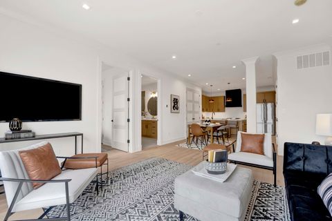 Tiny photo for 5630 N Broadway Street #4E, Chicago, IL 60660 (MLS # 12593170)