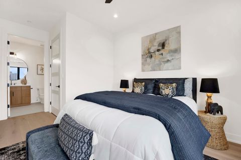 Tiny photo for 5630 N Broadway Street #4E, Chicago, IL 60660 (MLS # 12593170)