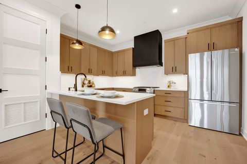 Tiny photo for 5630 N Broadway Street #4E, Chicago, IL 60660 (MLS # 12593170)