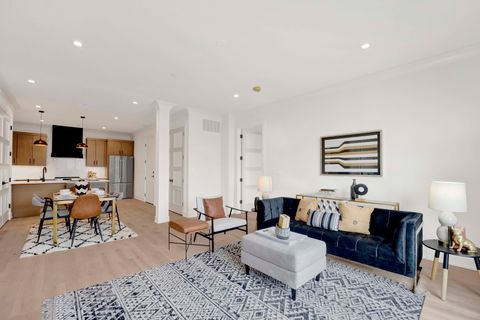 Tiny photo for 5630 N Broadway Street #4E, Chicago, IL 60660 (MLS # 12593170)