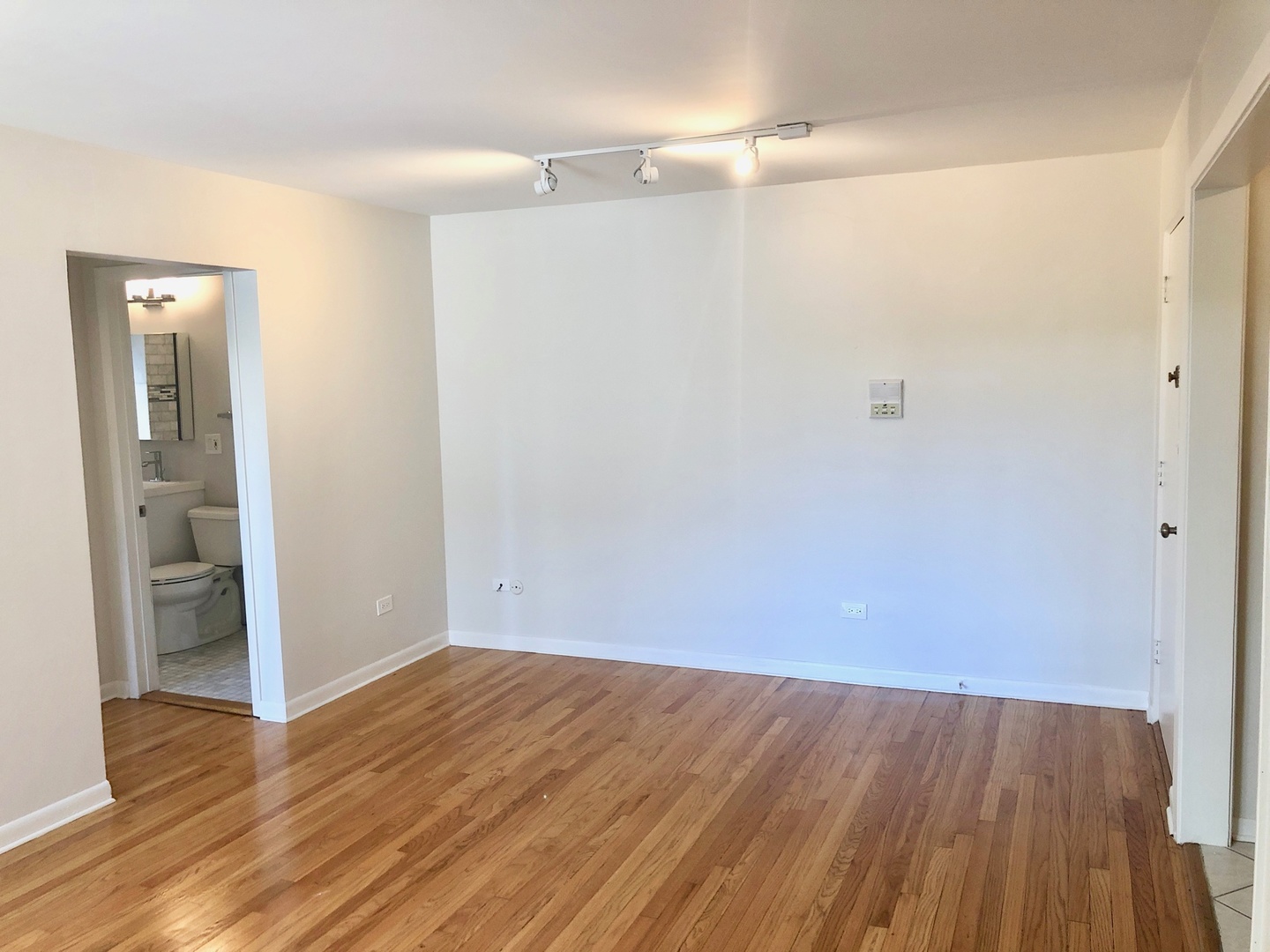 526 W Roscoe Street 2E