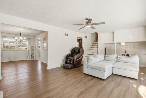 Tiny photo for 2522 N Brighton Place, Arlington Heights, IL 60004 (MLS # 12548373)