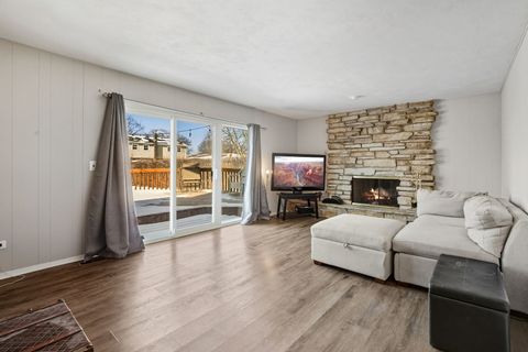 Tiny photo for 2522 N Brighton Place, Arlington Heights, IL 60004 (MLS # 12548373)