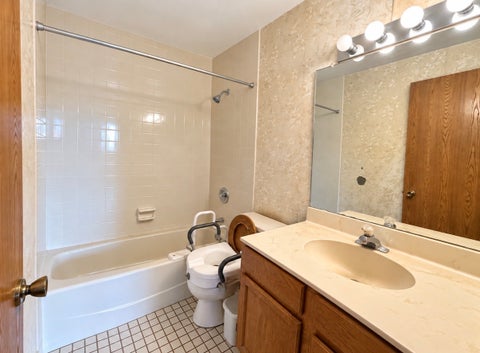 Tiny photo for 4009 W 93rd Place #4E, Oak Lawn, IL 60453 (MLS # 12760764)
