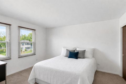 Tiny photo for 815 Knightsbridge Lane, Schaumburg, IL 60195 (MLS # 12619022)