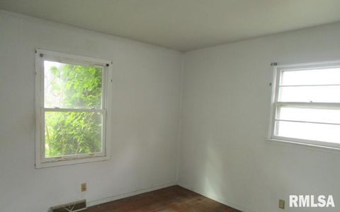 Tiny photo for 600 N 12TH Street, Clinton, IA 52732 (MLS # QC4269252)