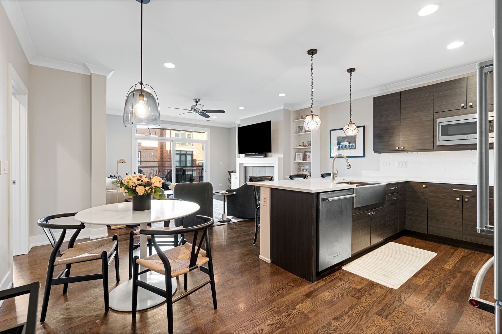 3047 N Oakley Avenue 206