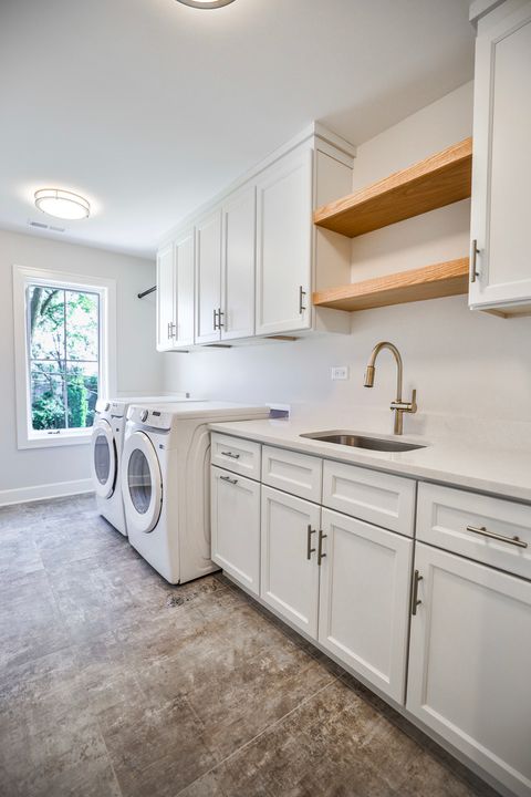 Tiny photo for 206 S Hawthorne Avenue, Elmhurst, IL 60126 (MLS # 12351250)