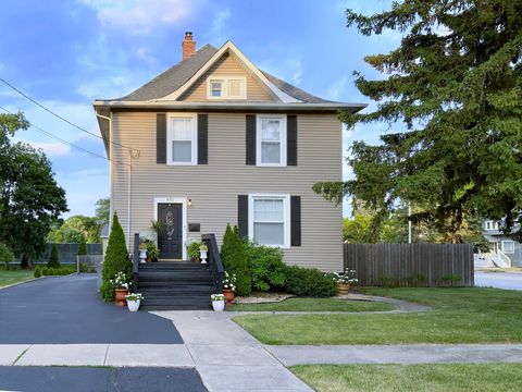 Photo of 631 S Hale Street, Wheaton, IL 60187 (MLS # 12670468)