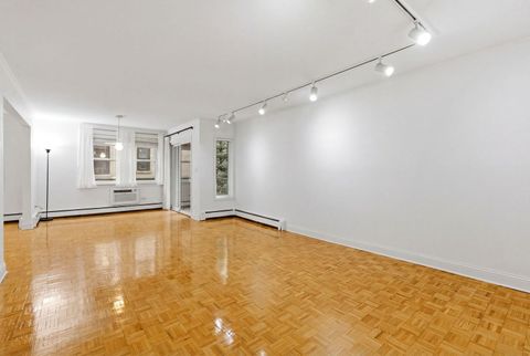 Tiny photo for 1310 Maple Avenue #2C, Evanston, IL 60201 (MLS # 12628620)