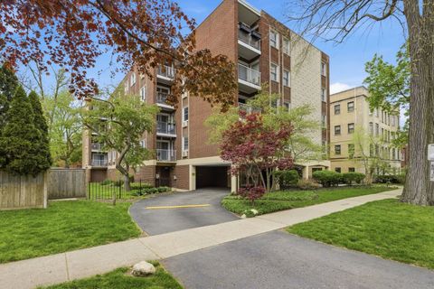 Photo of 1310 Maple Avenue #2C, Evanston, IL 60201 (MLS # 12628620)