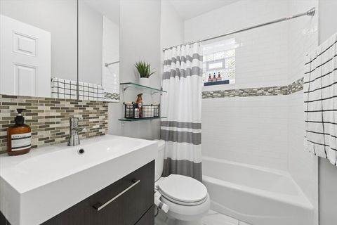 Tiny photo for 4144 N Sheridan Road #109, Chicago, IL 60613 (MLS # 12625426)