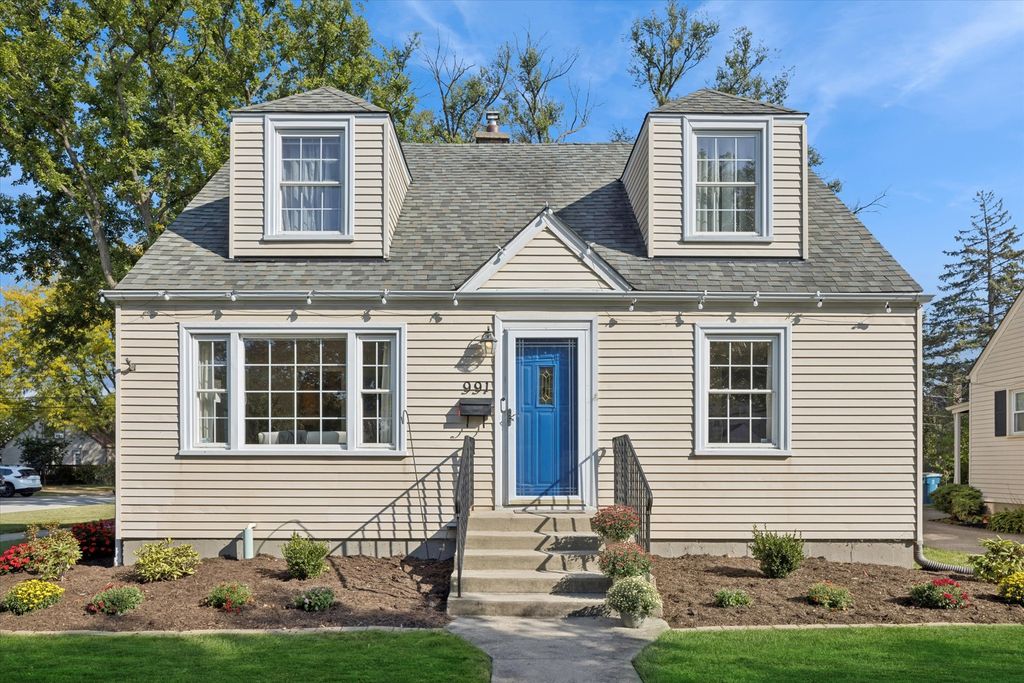 Photo for 991 S Swain Avenue, Elmhurst, IL 60126 (MLS # 12497191)