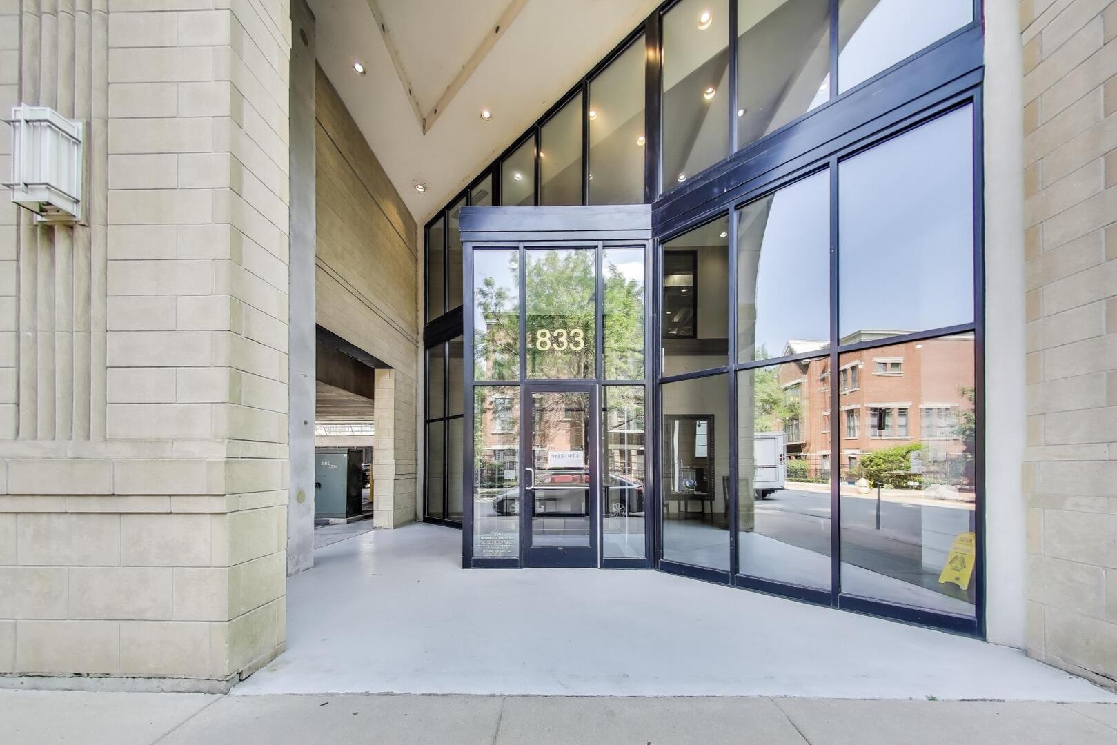 833 W 15th Place 606W