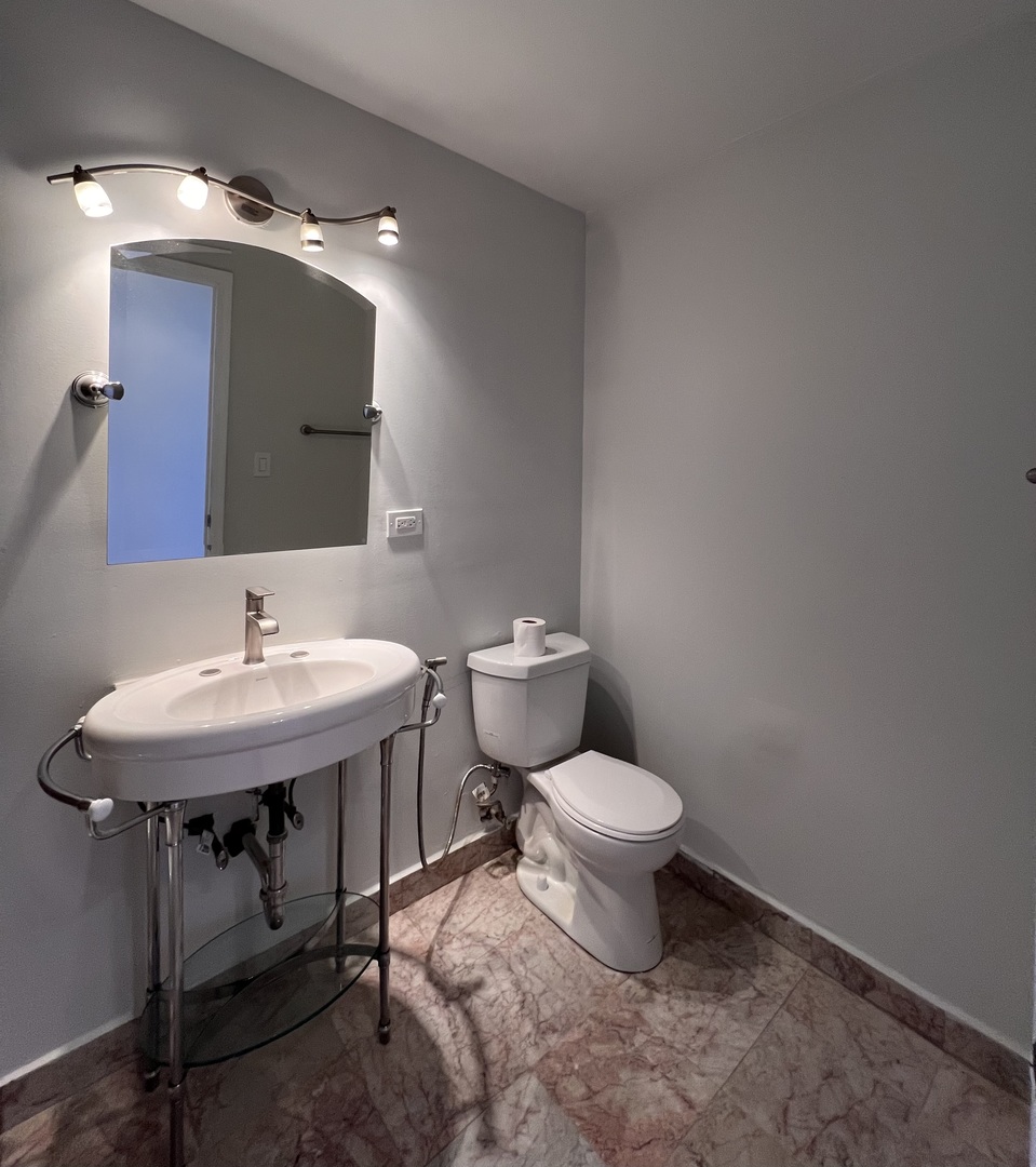 6325 N Sheridan Road 606