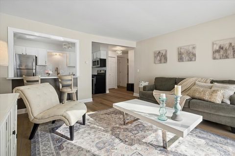 Tiny photo for 501 Carlysle Drive #7, Clarendon Hills, IL 60514 (MLS # 12543363)