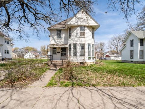 Photo of 730 E 14th St Street, Davenport, IA 52803 (MLS # 100000349)