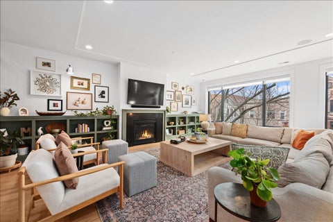 Tiny photo for 825 W Buckingham Place #3, Chicago, IL 60657 (MLS # 12600965)