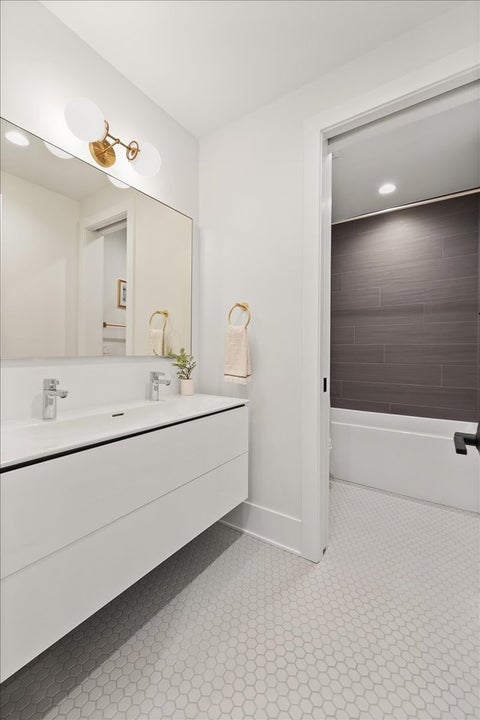 Tiny photo for 825 W Buckingham Place #3, Chicago, IL 60657 (MLS # 12600965)