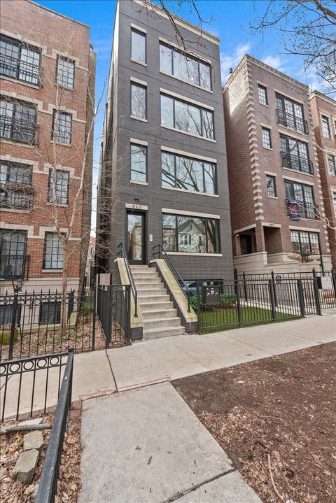 Photo of 825 W Buckingham Place #3, Chicago, IL 60657 (MLS # 12600965)