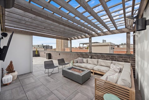 Tiny photo for 825 W Buckingham Place #3, Chicago, IL 60657 (MLS # 12600965)