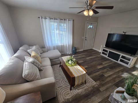 Tiny photo for 2805 COLLEGE Street, Mt Vernon, IL 62864 (MLS # EB458435)