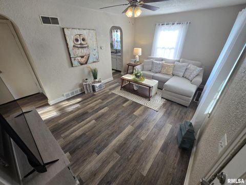 Tiny photo for 2805 COLLEGE Street, Mt Vernon, IL 62864 (MLS # EB458435)