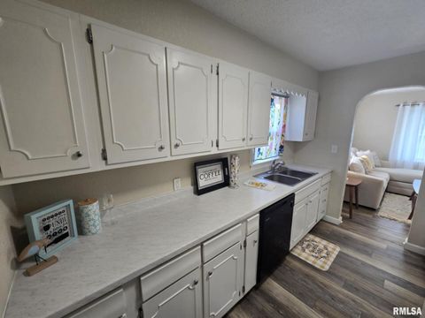 Tiny photo for 2805 COLLEGE Street, Mt Vernon, IL 62864 (MLS # EB458435)