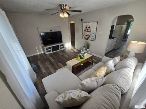 Tiny photo for 2805 COLLEGE Street, Mt Vernon, IL 62864 (MLS # EB458435)