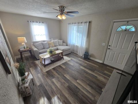 Tiny photo for 2805 COLLEGE Street, Mt Vernon, IL 62864 (MLS # EB458435)