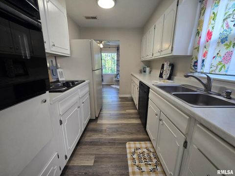 Tiny photo for 2805 COLLEGE Street, Mt Vernon, IL 62864 (MLS # EB458435)