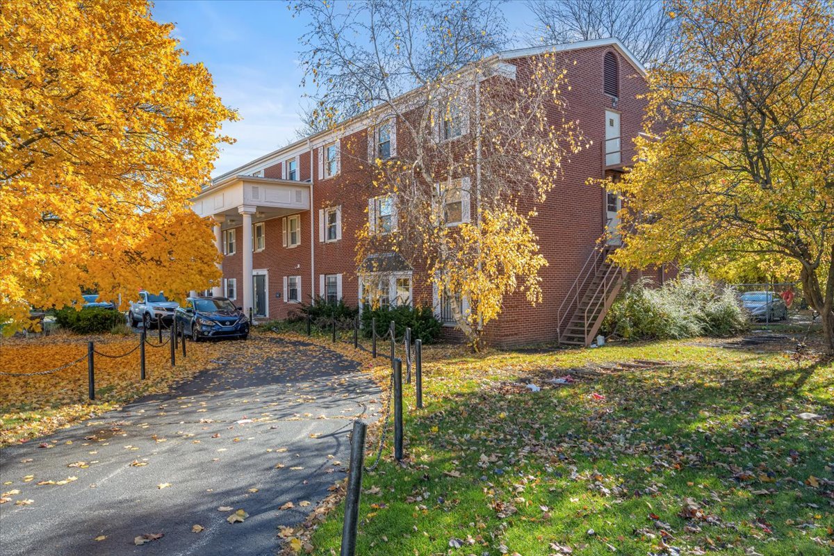 928 W Hillcrest Drive