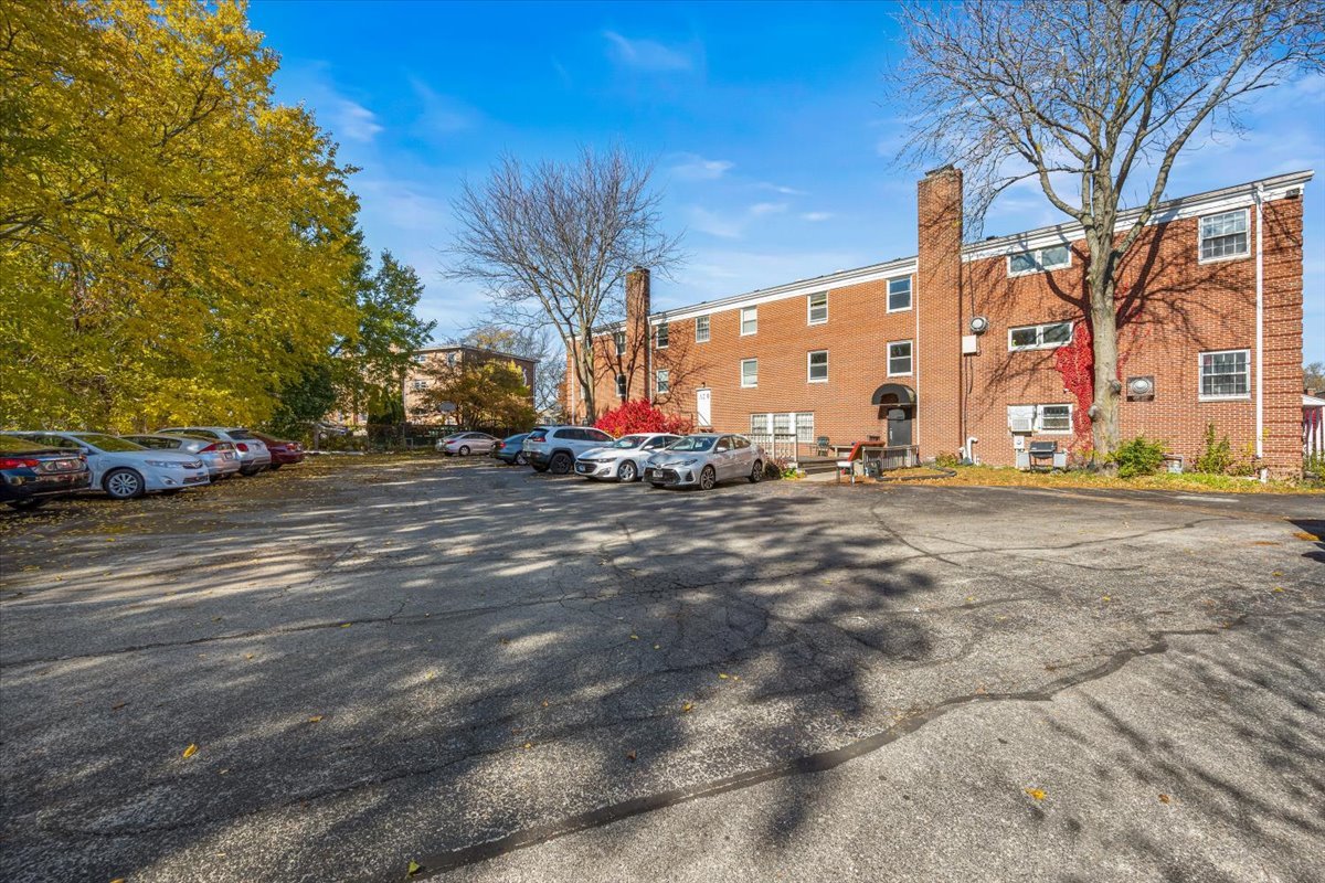 928 W Hillcrest Drive