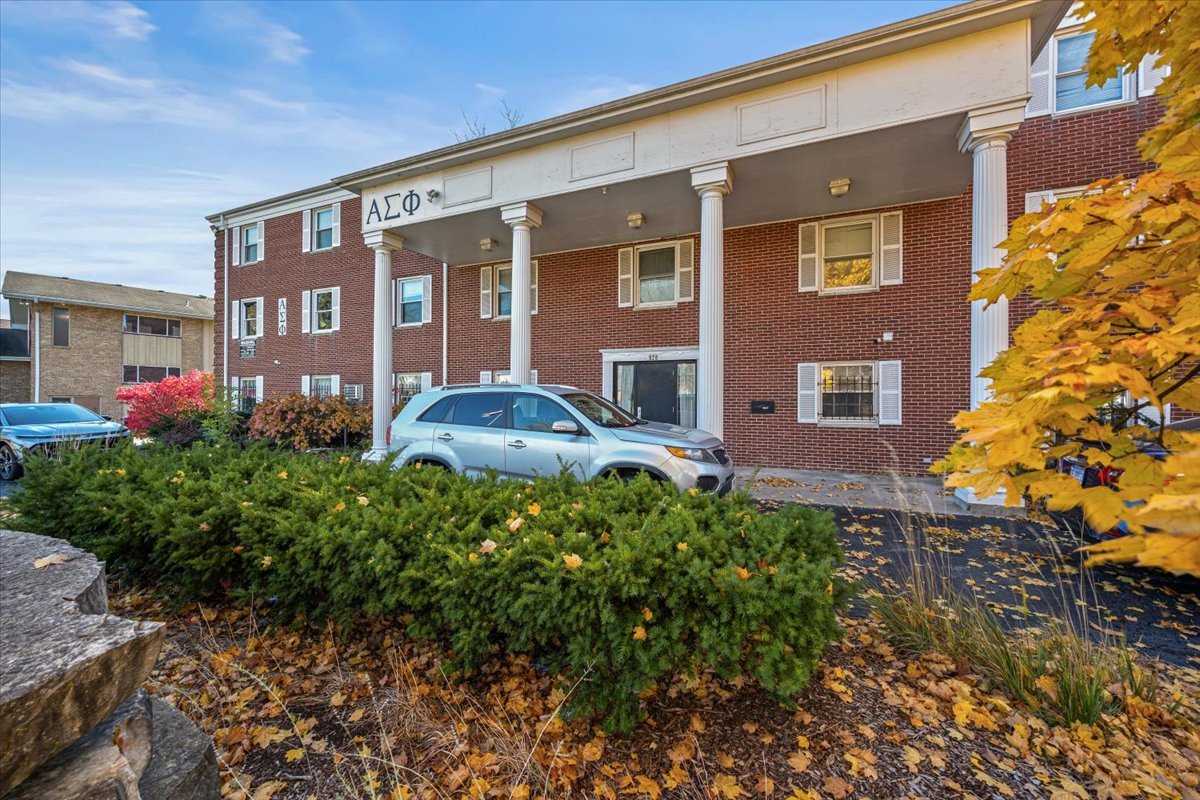 928 W Hillcrest Drive