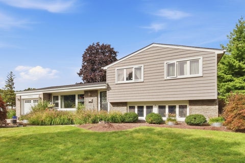 Photo of 1006 W Frontenac Drive, Arlington Heights, IL 60004 (MLS # 12764949)