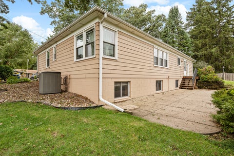 Tiny photo for 3 Hickory Grove Court, Davenport, IA 52804 (MLS # 12736324)
