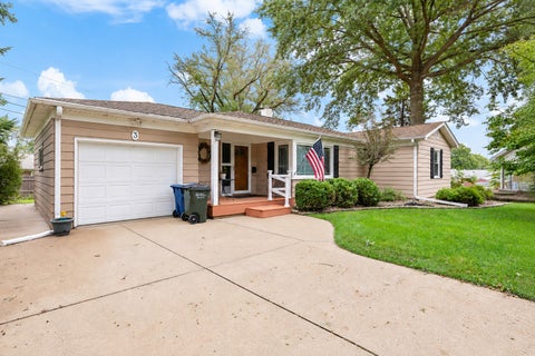 Tiny photo for 3 Hickory Grove Court, Davenport, IA 52804 (MLS # 12736324)
