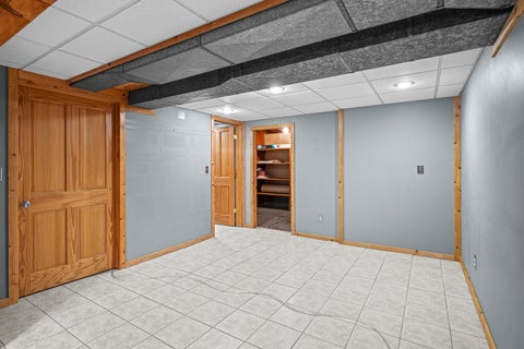 Tiny photo for 3 Hickory Grove Court, Davenport, IA 52804 (MLS # 12736324)