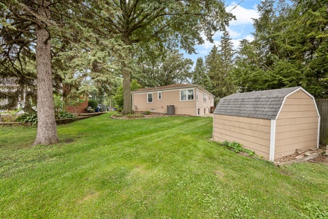 Tiny photo for 3 Hickory Grove Court, Davenport, IA 52804 (MLS # 12736324)