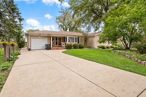 Photo of 3 Hickory Grove Court, Davenport, IA 52804 (MLS # 12736324)