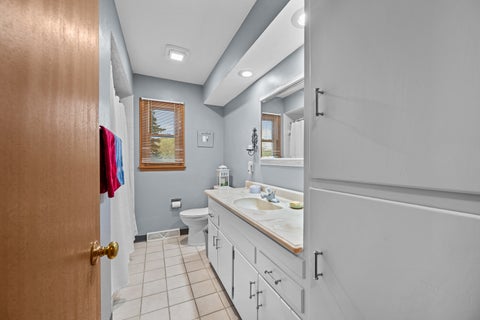 Tiny photo for 3 Hickory Grove Court, Davenport, IA 52804 (MLS # 12736324)