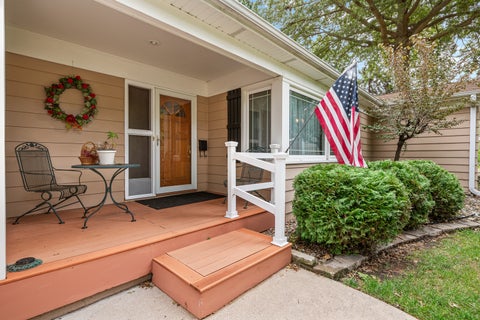 Tiny photo for 3 Hickory Grove Court, Davenport, IA 52804 (MLS # 12736324)