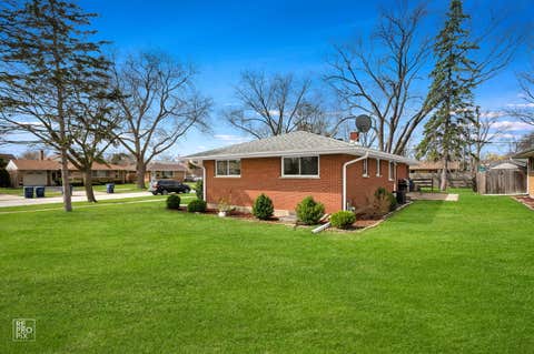 Tiny photo for 420 Berkshire Lane, Des Plaines, IL 60016 (MLS # 12697111)