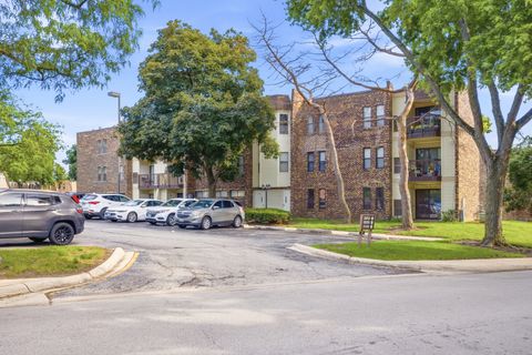 Tiny photo for 2013 Country Club Drive #4a, Woodridge, IL 60517 (MLS # 12676729)